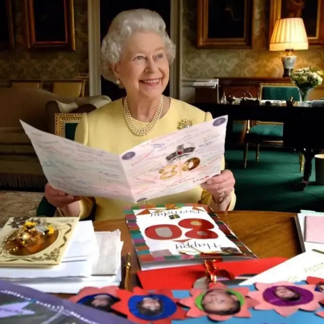 ఇది 2006 నాటి చిత్రం. తన 80వ జన్మదినం సందర్భంగా శుభాకాంక్షలు తెలుపుతూ వచ్చిన కార్డులను చూస్తోన్న క్వీన్ ఎలిజబెత్ 2