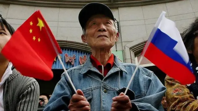 Китаєць з прапорами РФ і КНР