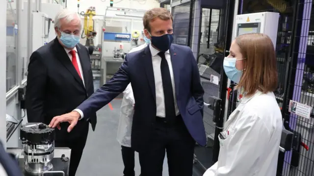 Tổng thống Pháp Macron đi thăm một nhà máy sản xuất xe hơi ở Le Touquet, bắc Pháp, hôm 26/5
