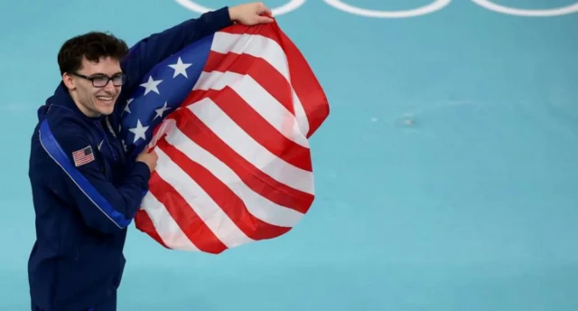 ስቴፈን ተራደው ከመድረስ በፊት ለበርካታ ደቂቃዎች ያለምንም እንቅስቃሴ መወዳደሪያውን እየተመለከተ ሲጠብቅ ነበር።