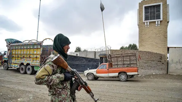 اسپن بولدک میں افغانستان پاکستان سرحد پر طالبان سکیورٹی اہلکار پہرہ دیتے ہوئے