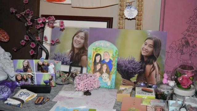 Fotografias, cartas e objetos em homenagem a Hana