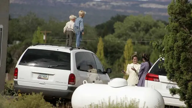 Niños y mujeres mormones.