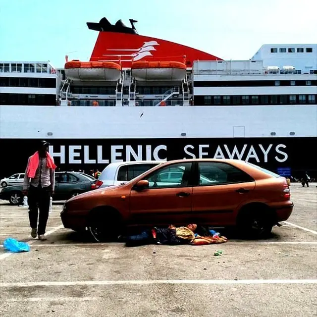 Ferry que lleva a los migrantes a Atenas