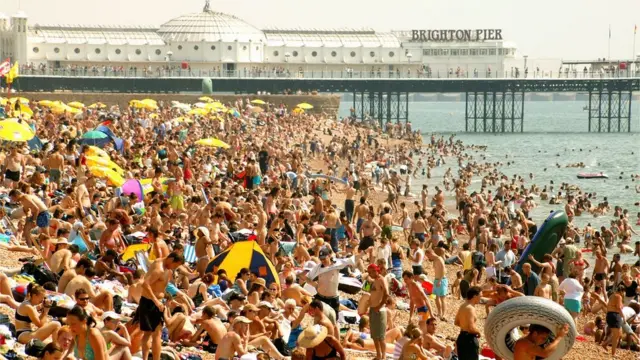 Playa abarrotada de gente