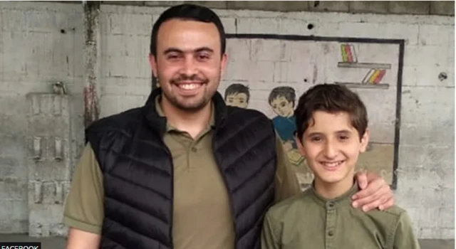 আউনি তার শিক্ষকের সাথে