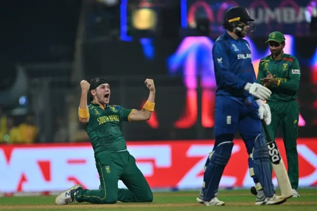 کوئٹزی نے تین وکٹیں لیں