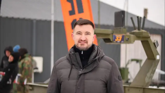 Ігор Федірко на фоні наземного роботизованого комплексу