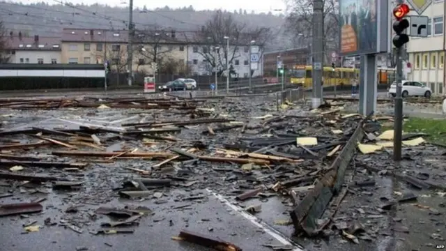 રસ્તા પર વેરવિખેર ઘરની છત.