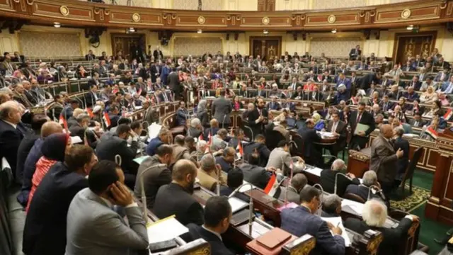 Abashyigikiye Bwana Sisi bavuga ko izo mpinduka zicyenewe ngo abone igihe kirushijeho cyo kurangiza amavugurura