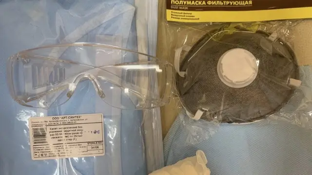 Защитный "Халат хирургический без усиленной защитной зоны". Такие комплекты получают врачи поликлиник в Екатеринбурге перед обходами "контактных" пациентов.