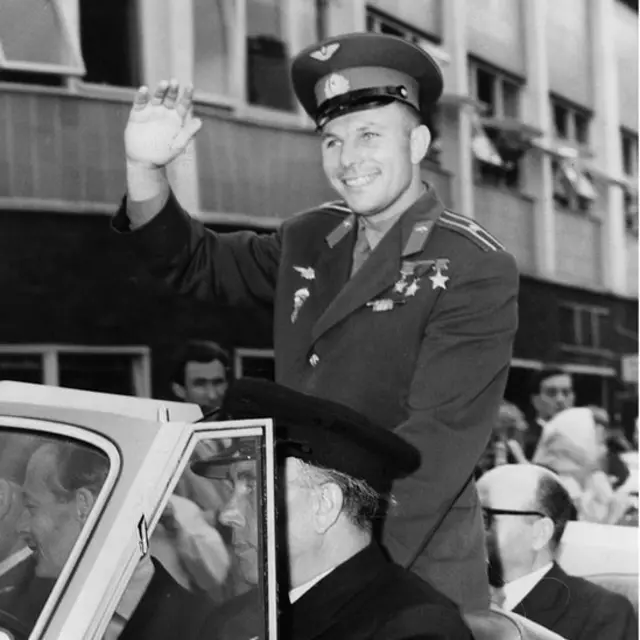 Yuri Gagarin desfilando em carro aberto