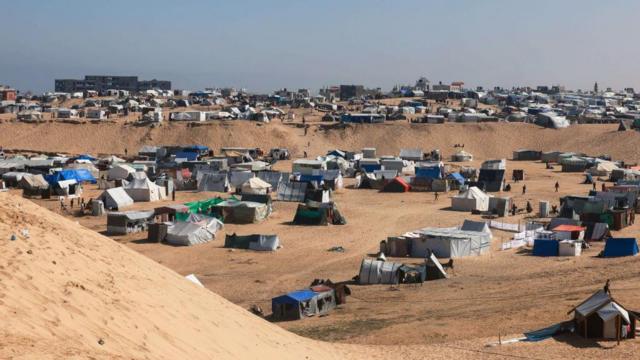 n campamento de tiendas de campaña improvisado para palestinos desplazados en Rafah, en el sur de la Franja de Gaza