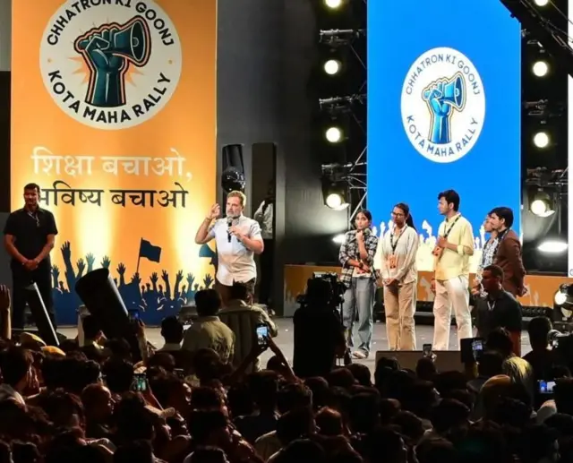 राहुल गांधी यांनी व्यासपीठीवर नीट, यूपीएससी आणि जेईई परीक्षेची तयारी करणाऱ्या पाच विद्यार्थ्यांशी संवाद साधला.
