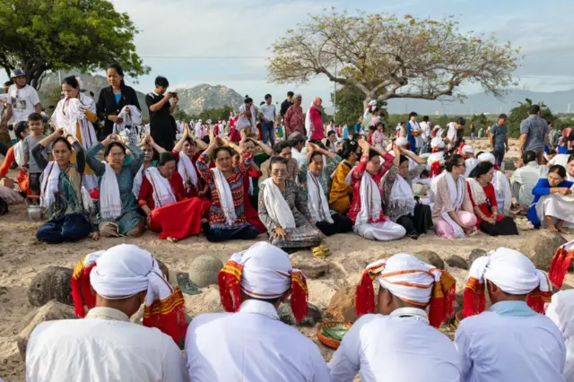 Lễ tảo mộ của cộng đồng Chăm Bàni trong tháng Ramuwan, ảnh chụp ngày 27/2/2025