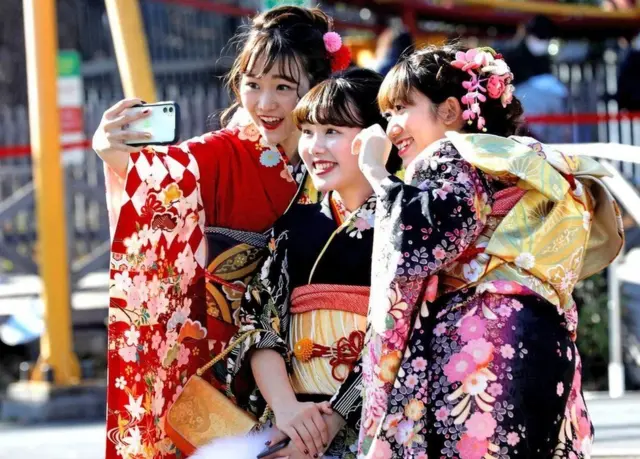 'Yan matan da suka kai shekarun budurci cikin kwalliyar kayan gargajiya na Japan, su na daukar hoton dauki da kan ka