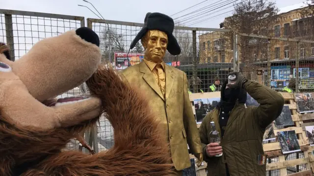 Мітингувальники відкрили під посольством "пам'ятник Путіну"