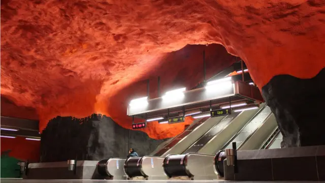 สถานี Solna Centrum ได้รับการตกแต่งด้วยสีแดงเข้มแสนร้อนแรง ผลงานการสร้างสรรค์ของ อันเดิร์ช โอแบร์ และคาร์ล-โอลูฟ บเยิร์ก ในปี ค.ศ. 1975