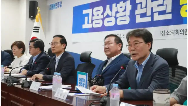 장하성 청와대 정책실장(오른쪽)이 19일 서울 여의도 국회 의원회관에서 열린 '고용 쇼크' 대책 관련 긴급 당·정·청 회의에서 모두발언을 하고 있다.