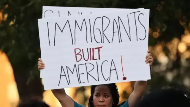 ਕਈ ਲੋਕ ਪਾਰਕ ਵਿੱਚ ਮ੍ਰਿਤਕਾਂ ਨੂੰ ਯਾਦ ਕਰ ਰਹੇ ਸਨ ਅਤੇ ਬਹੁਤ ਸਾਰੇ ਲੋਕ ਉਸ ਜਗ੍ਹਾ 'ਤੇ ਪਹੁੰਚੇ ਸਨ ਜਿੱਥੇ ਇਹ ਦੁਰਘਟਨਾ ਵਾਪਰੀ।