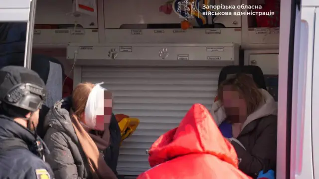 поранена жінка в машині швидкої допомоги