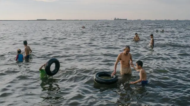 Aktivitas di pantai pesisir utara Jakarta pada 27 Juni 2017.