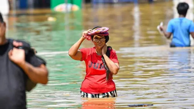 શ્રીલંકામાં વિનાશકારી પૂર અને ભૂસ્ખલનથી મરનારાની સંખ્યા 330થી વધુ થઈ છે, દેશમાં વાવાઝોડા દિત્વાહે ભીષણ તબાહી મચાવી છે. બીબીસી ગુજરાતી ગુજરાત વાવાઝોડું વરસાદ પાણી ખેતી પૂર ખેતર ખેડૂત