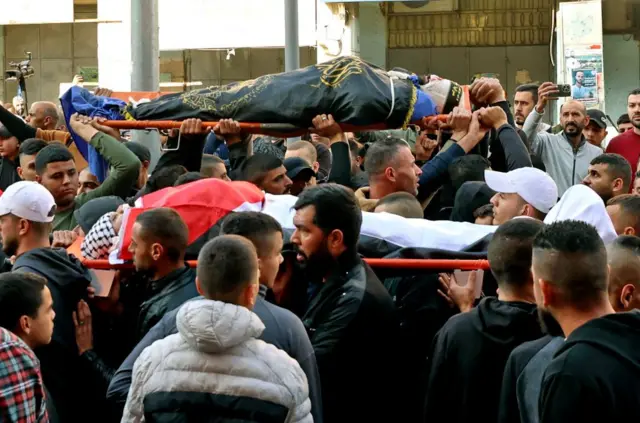 နူရ်ရှမ်းစ် ဒုက္ခသည်စခန်း စီးနင်းခံရစဉ် သေဆုံးခဲ့ရသူတွေရဲ့ စျာပနပွဲ