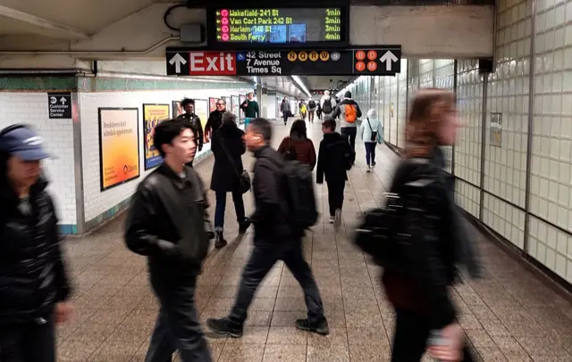 Orang-orang berjalan melalui stasiun kereta bawah tanah 42nd Street pada tanggal 23 Maret 2025, di Kota New York.