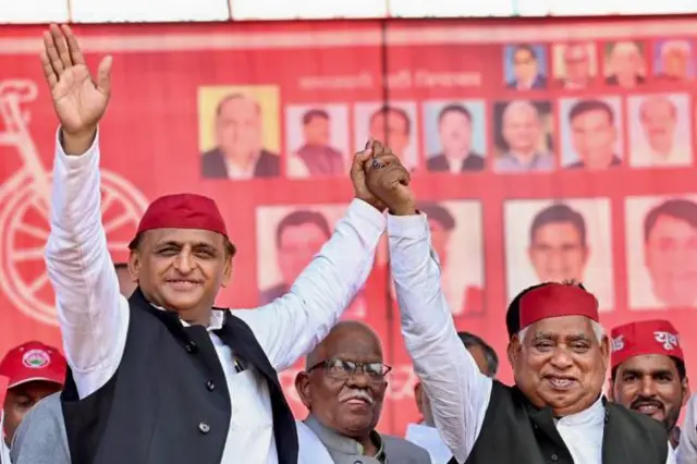 सपा उम्मीदवार अवधेश प्रसाद के साथ अखिलेश यादव