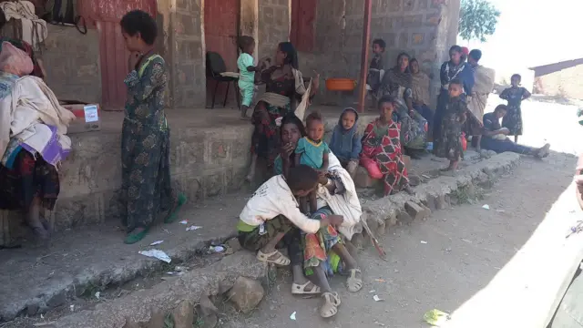 ለህክምና የመጡ የአካባቢው ነዋሪዎች 