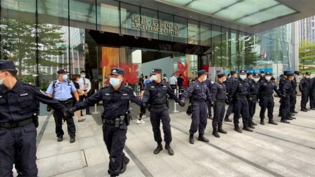 在有投资者前往恒大位于深圳的总部抗议后，恒大深圳总部大楼出动保安员封锁入口，驱赶媒体。