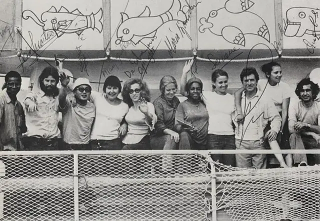 Os 11 participantes a bordo da balsa, com a capitã no meio