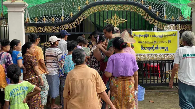ကုန်ဈေးနှုန်းကြီးမြင့်လာတာကြောင့် ဆန်တစ်ပြည် ၁၀၀ ကျပ်၊ ကြက်ဥ ၁၀ လုံး ဈေးနဲ့ အခုနှစ်လယ်ပိုင်းထဲ ပြည်သူအချင်းချင်းပြန်လည် ကူညီကြစဉ်