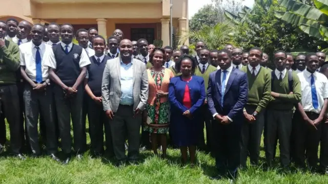 Mapema siku ya Jumatatu alipiga picha na wanafunzi wa shule ya upili ya Alliance Boys wanaokalia mtihani wa kidato cha nne