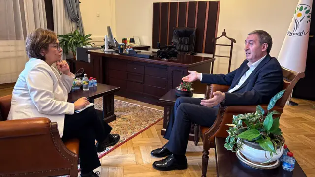 Tuncer Bakırhan ve Ayşe Sayın karşılıklı oturmuş konuşurken