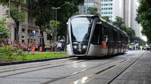 Rio de Janeiro - Viagem inaugural do Veículo Leve sobre Trilhos (VLT) Carioca, no centro da cidade