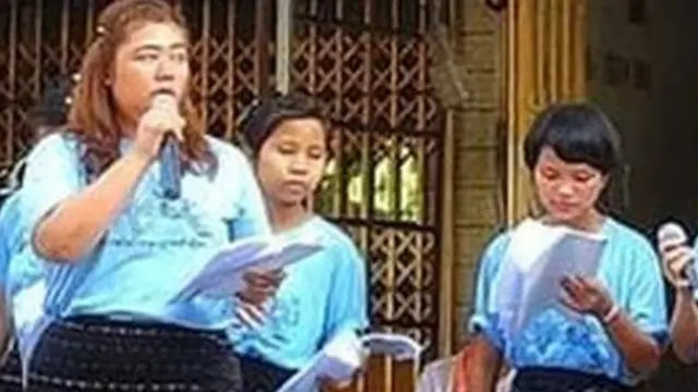 အိုးဝေသံချပ် ဖျော်ဖြေနေစဉ်