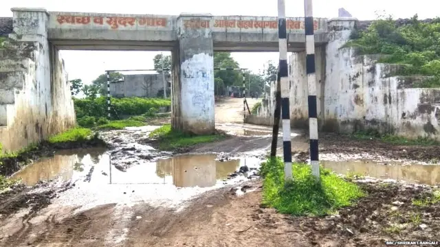 'स्वच्छ आणि सुंदर गाव साटंबा' अशाप्रकारे पाहुण्यांचं स्वागत करतं.