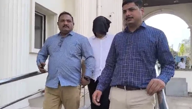 अशोक खरात याने त्या महिलेशी दैवी शक्ती असल्याचा दावा करत विश्वास संपादन केला.