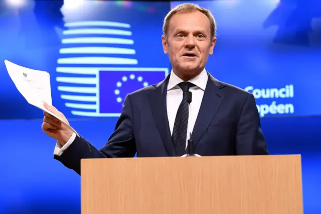 Donald Tusk sostiene la carta que activa el artículo 50 del tratado de Lisboa