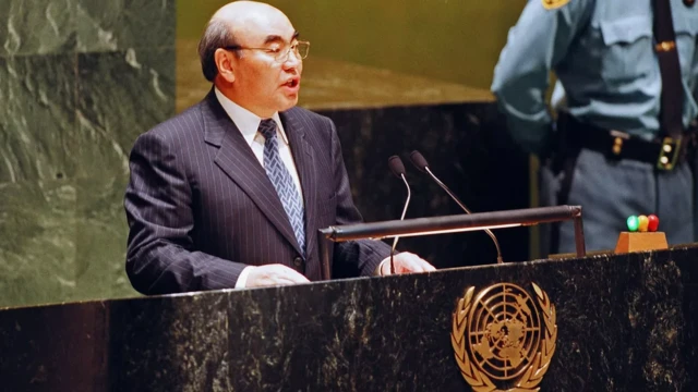 Кыргызстандын тунгуч президенти Аскар Акаев Бириккен Улуттар Уюмунун трибунасында