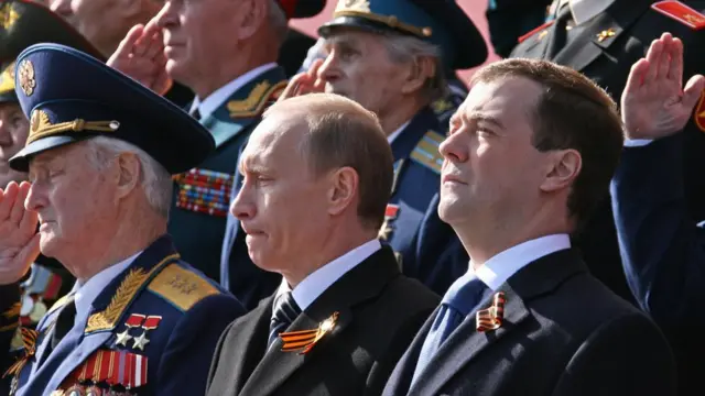 लेनिन की समाधि के बार खड़े हुए राष्ट्रपति ब्लादिमीर पुतिन