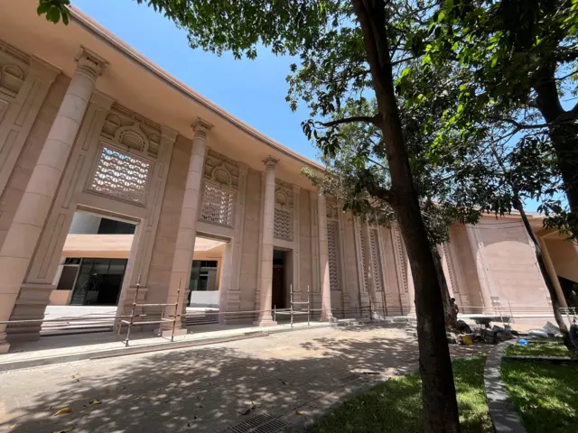 स्मारकाची मुख्य इमारत, पदपथ आणि इतर स्ट्रक्चरचं काम काही ठिकाणी संथ गतीने सुरू असल्याचं पाहायला मिळालं.