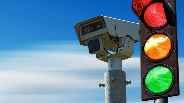 Una cámara de vigilancia junto a un semáforo