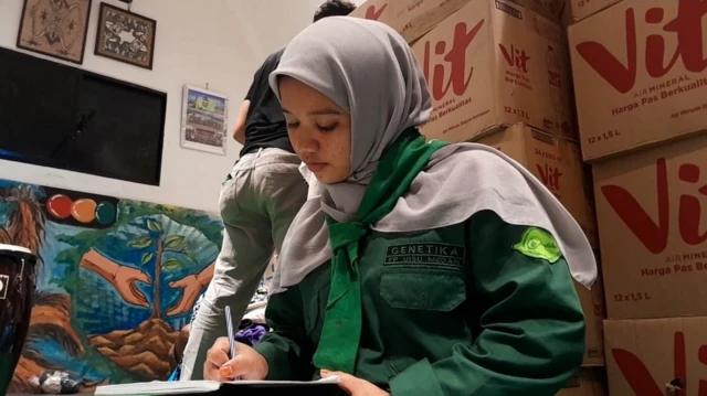 Ardina Rasti Dewi (19) mendata paket donasi yang diberikan warga Kota Medan, Sumatra Utara, Kamis (11/12/2025). Rasti merupakan anggota organiasi mahasiswa pecinta alam kampus swasta yang bersama sejumlah lembaga swadaya masyarakat menggalang donasi untuk membantu korban bencana banjir dan longsor di beberapa provinsi.