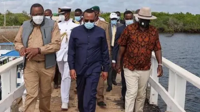 Raila Odinga akiongozana na Waziri Mkuu wa Ethiopia na rais wa zamani wa Kenya