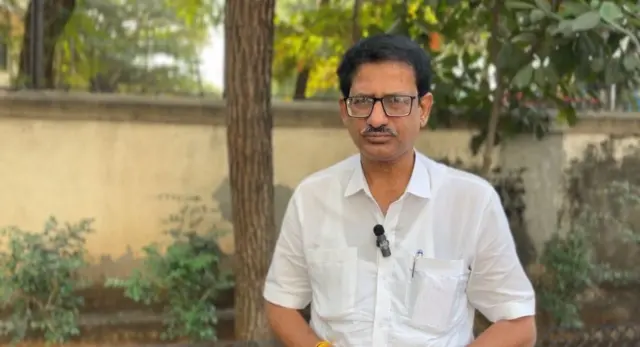 मुंबईतील सामाजिक कार्यकर्ते अनिल गलगली बीबीसी मराठीशी बोलताना म्हणाले, आपल्याकडे वाहतुकीचे नियम आणि परिस्थिती वेगळी आहे.