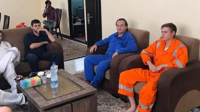 بعض أفراد طاقم الناقلة النرويجية