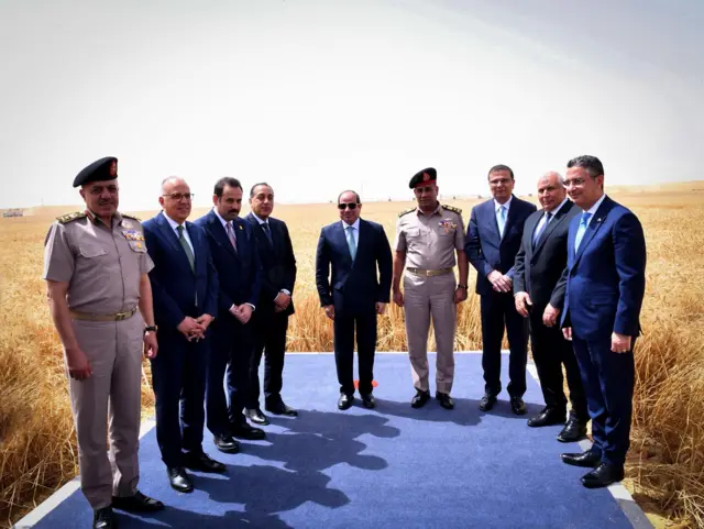 الرئي سالمصري عبد الفتاح السيسي و عدد من المسؤولين عن المشروع